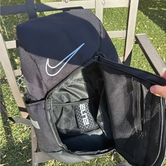 Nike Elite Pro Basketball Backpack Sports Gym 'Black White Metallic Gold' Nike Elite Pro Basketball Backpack Sports Gym 'Black White Metallic Gold'